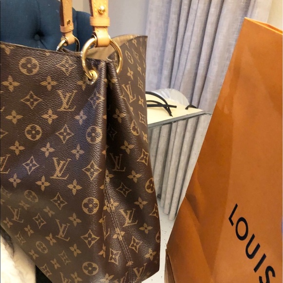 Louis Vuitton - Picture 2 of 8